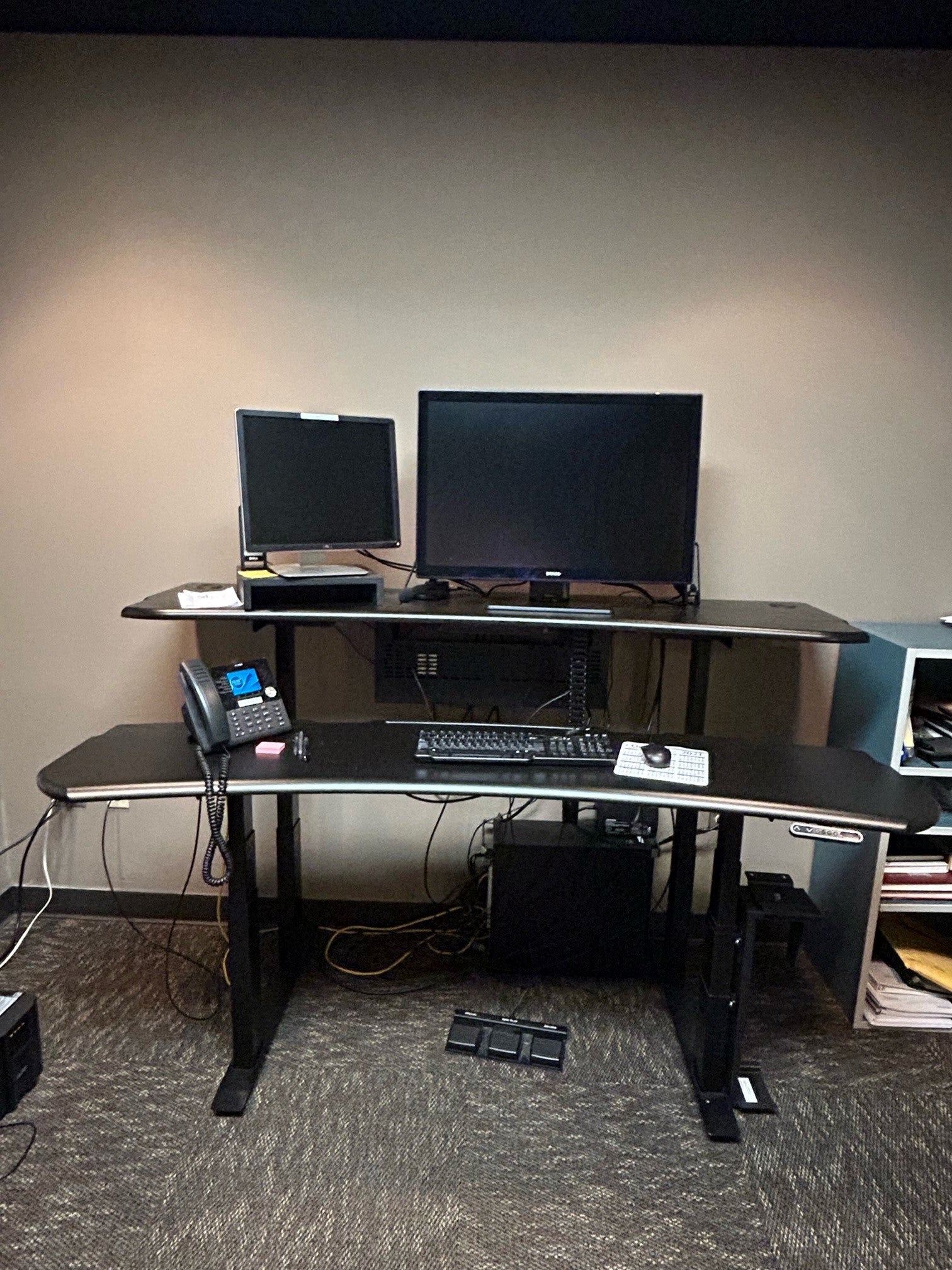 Multi level store standing desk